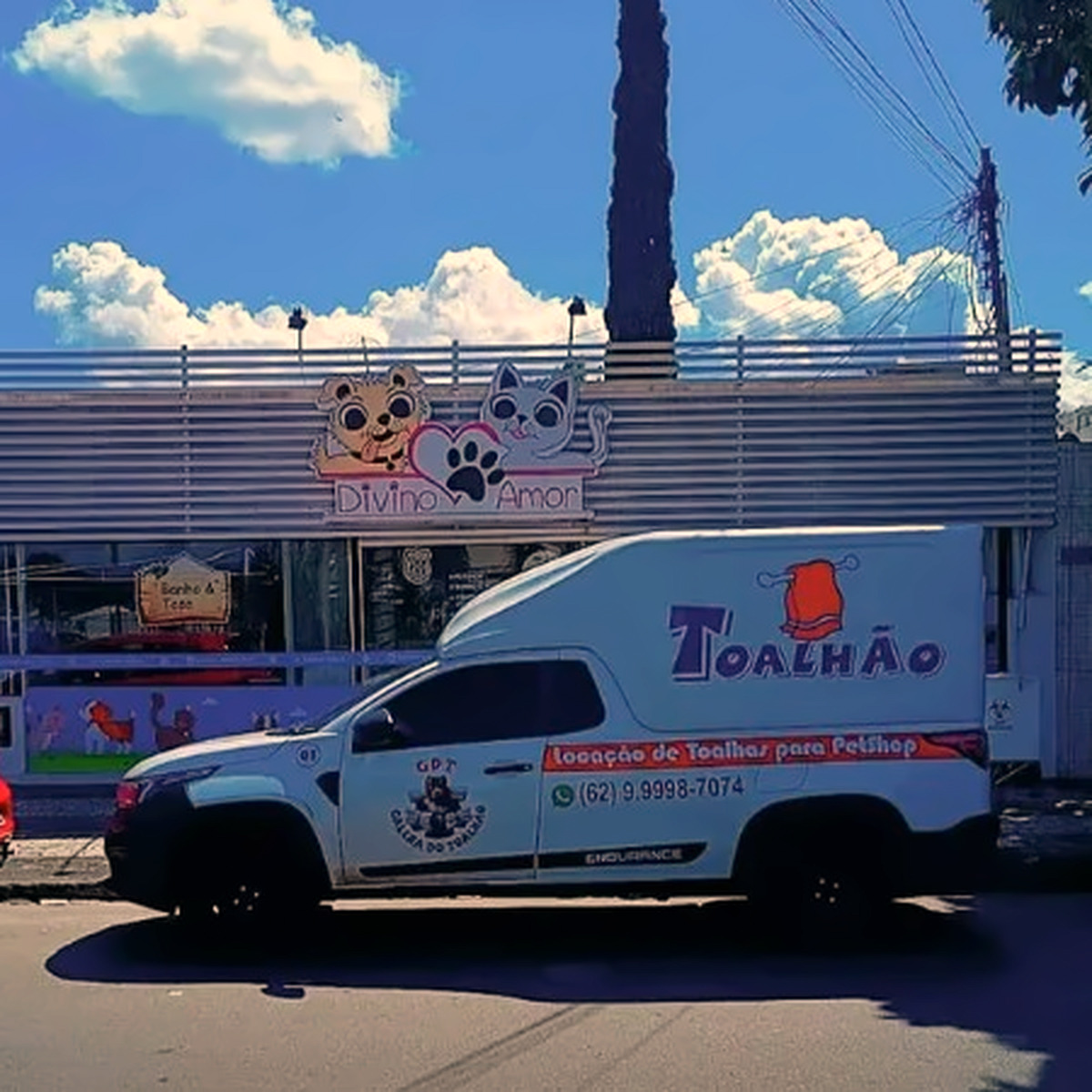 Veículo do Toalhão em atendimento na porta de um petshop em Anápolis