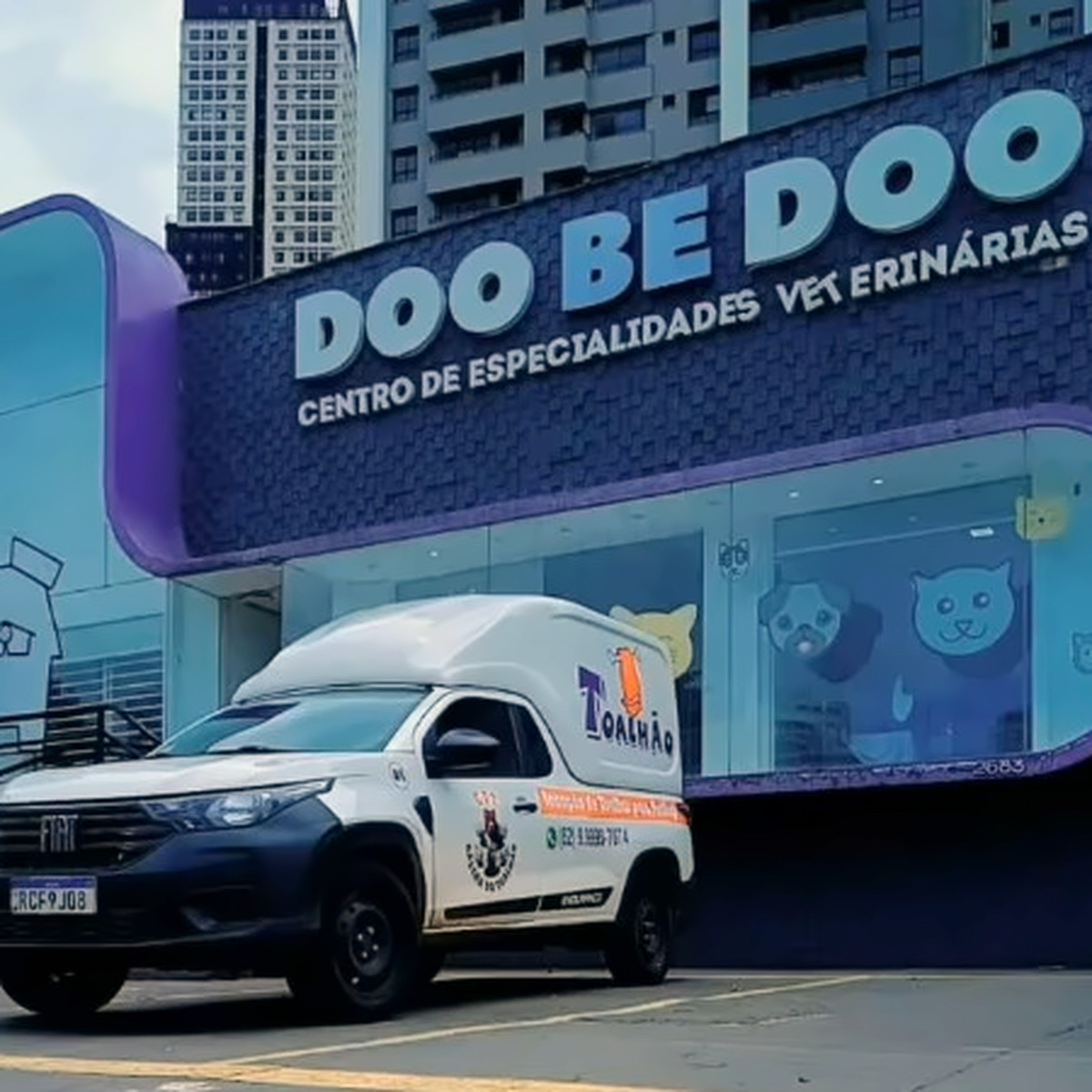 Veículo do Toalhão em atendimento na porta de um centro veterinário em Goiânia